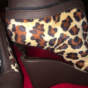 Wild Rose animal pattern, size 6. Brand new.